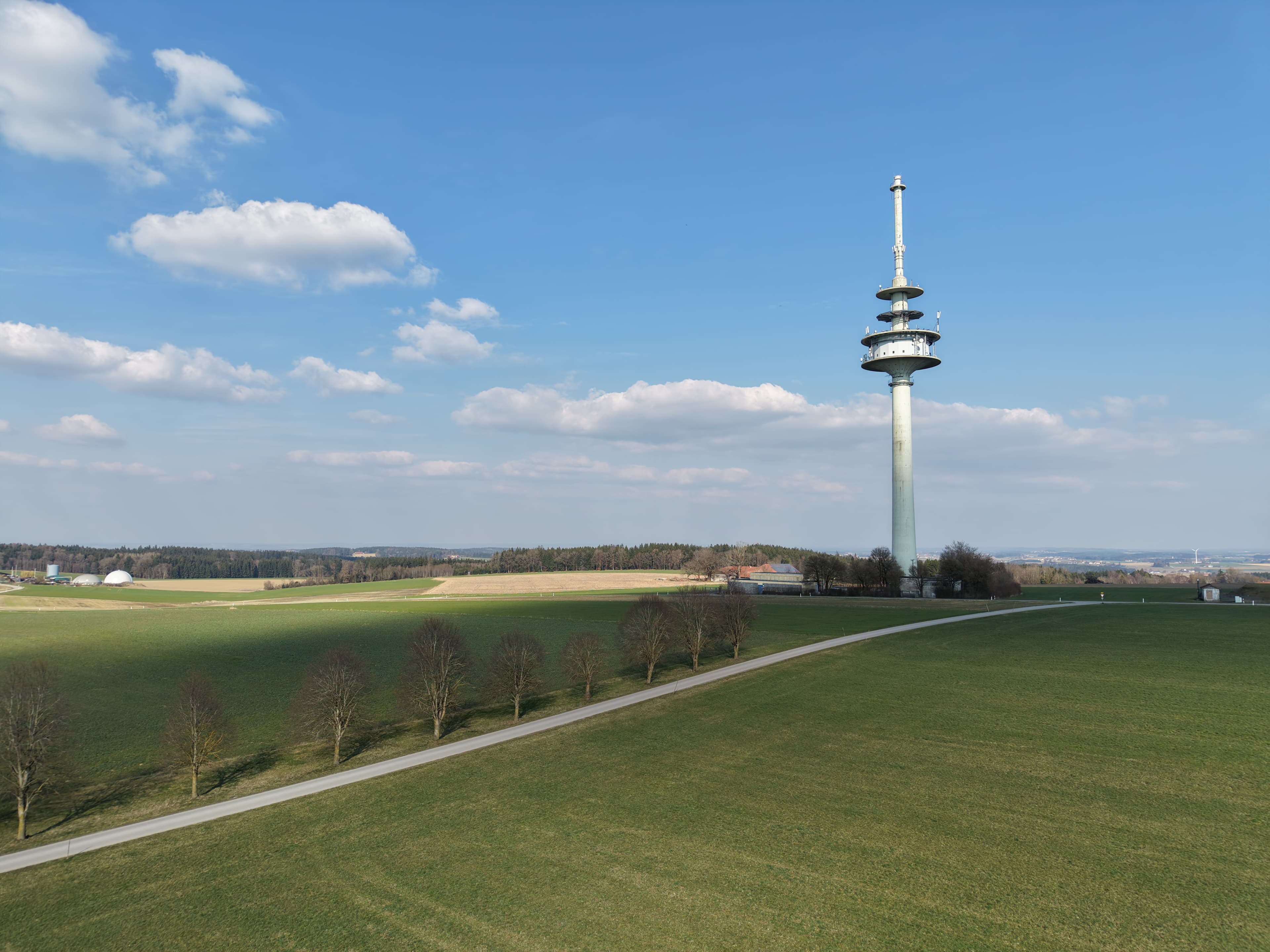Landschaft mit Funkturm